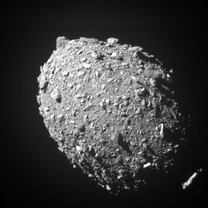 Dernière image complète de l'astéroïde Dimorphos transmise par la sonde DART deux secondes avant de s'y écraser volontairement