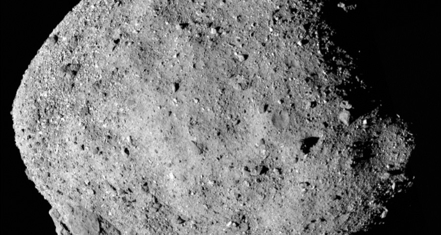 Surface rocheuse et cratérisée de l'astéroïde géocroiseur Bennu, photographiée par la sonde OSIRIS-REx
