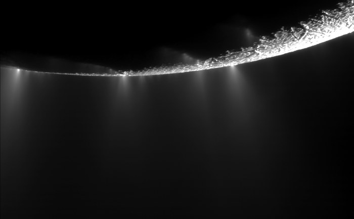 Les geysers de glace jaillissant du pôle sud d'Encelade, rétroéclairés par le Soleil et photographiés par la sonde Cassini