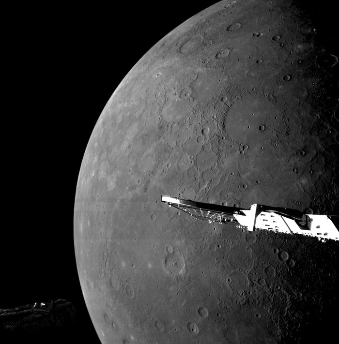 Le panneau solaire du module de transfert de BepiColombo photographié devant la surface cratérisée de Mercure lors du sixième et dernier survol de la sonde