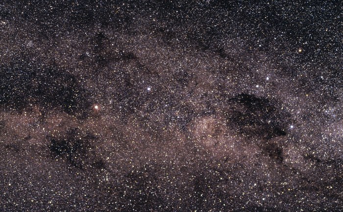 La région du ciel austral autour de la Croix du Sud et d'Alpha Centauri, traversée par le plan poussiéreux de la Voie lactée