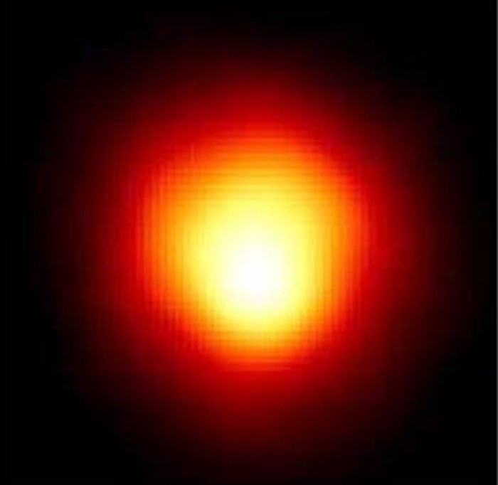 Betelgeuse, étoile supergéante rouge de la constellation d'Orion, photographiée par le télescope Hubble — la toute première image directe de la surface d'une étoile autre que le Soleil