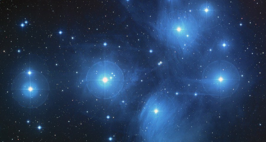 L'amas ouvert des Pléiades, un groupe de jeunes étoiles bleues entouré de nébulosité, photographié par le télescope spatial Hubble