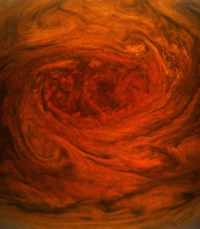 Vue rapprochée de la Grande Tache Rouge de Jupiter en fausses couleurs, photographiée par la sonde Juno