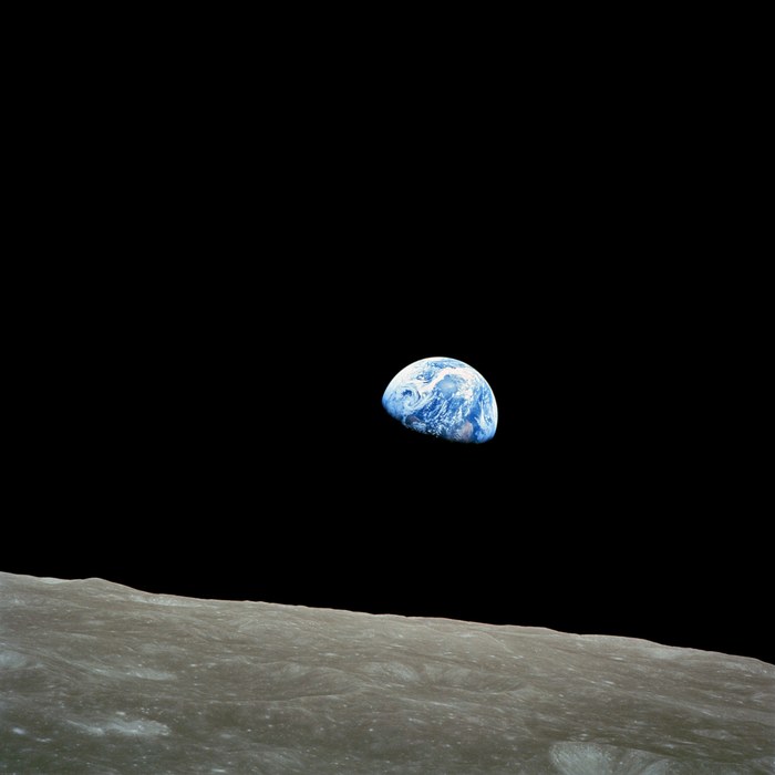 La Terre se levant au-dessus de l'horizon lunaire, photographiée par l'astronaute Bill Anders depuis Apollo 8 en 1968