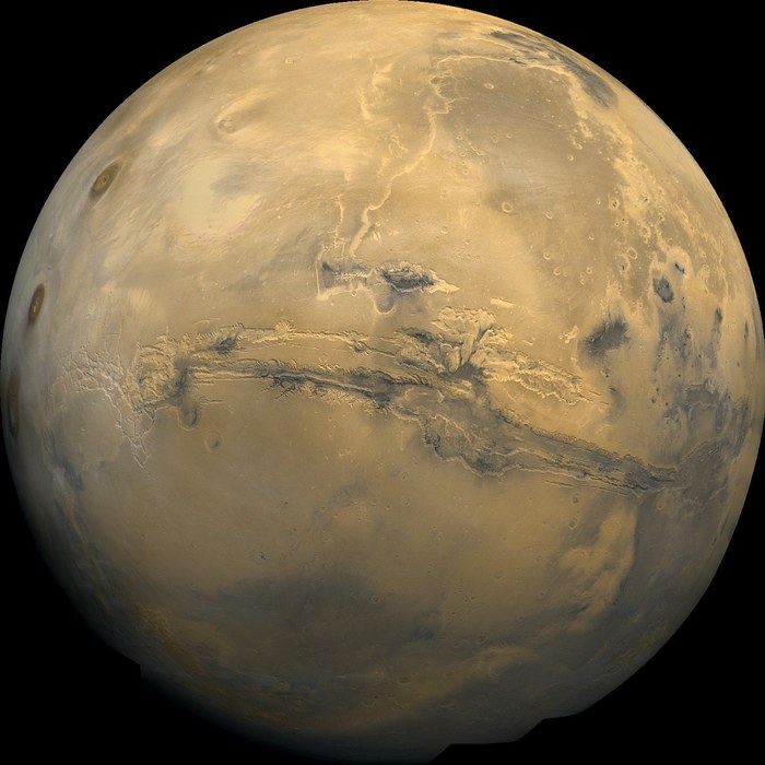 Vue globale de Mars montrant l'immense balafre de Valles Marineris s'étendant sur près d'un quart de la circonférence de la planète