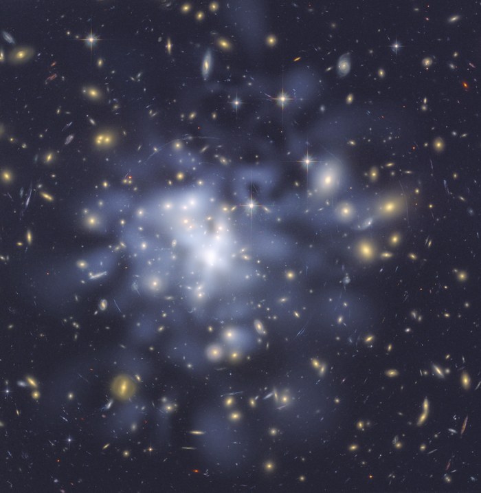 L'amas de galaxies Abell 1689 photographié par Hubble, avec la distribution de matière noire déduite par lentille gravitationnelle superposée en bleu translucide