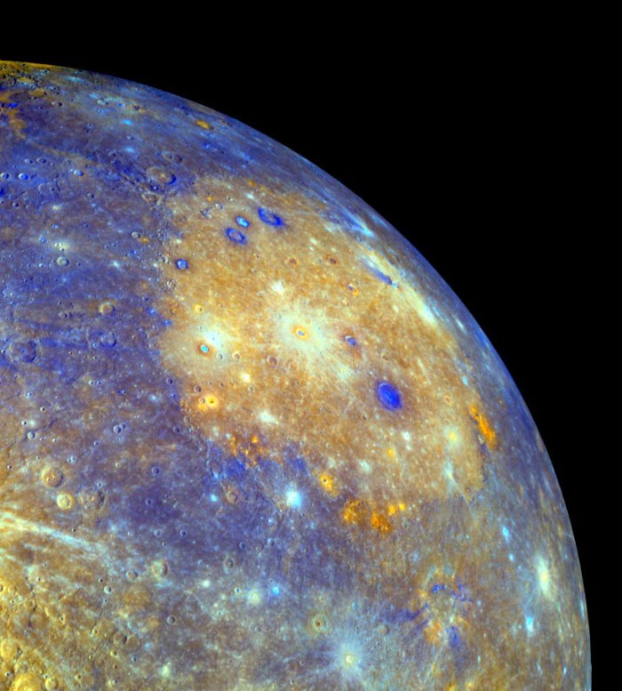 Le bassin Caloris de Mercure en fausses couleurs, révélant sa composition chimique distincte du terrain environnant
