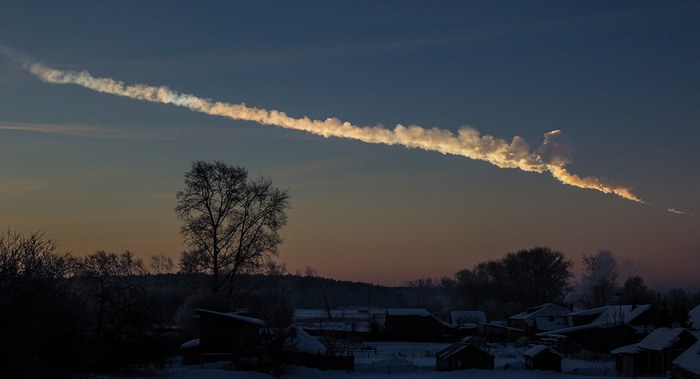 La longue traînée de fumée laissée dans le ciel par le bolide de Tcheliabinsk après son explosion dans l'atmosphère le 15 février 2013