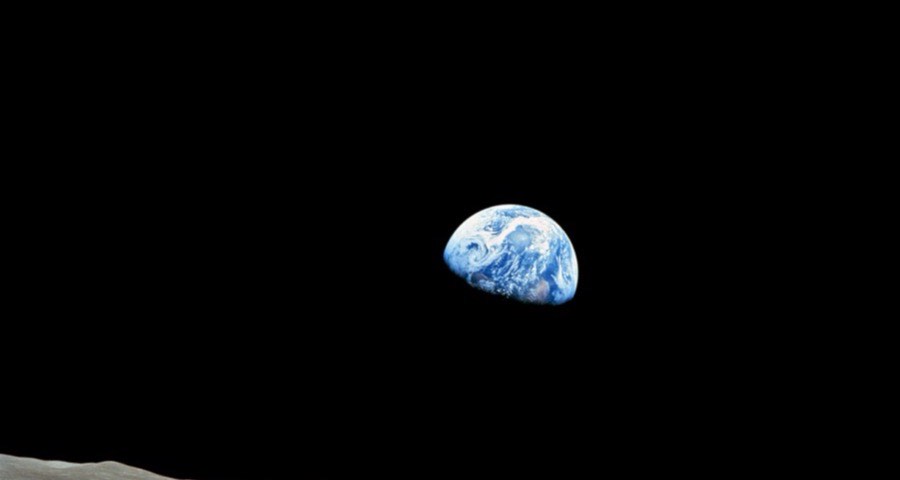 Lever de Terre photographié depuis l'orbite lunaire par l'équipage d'Apollo 8 en 1968