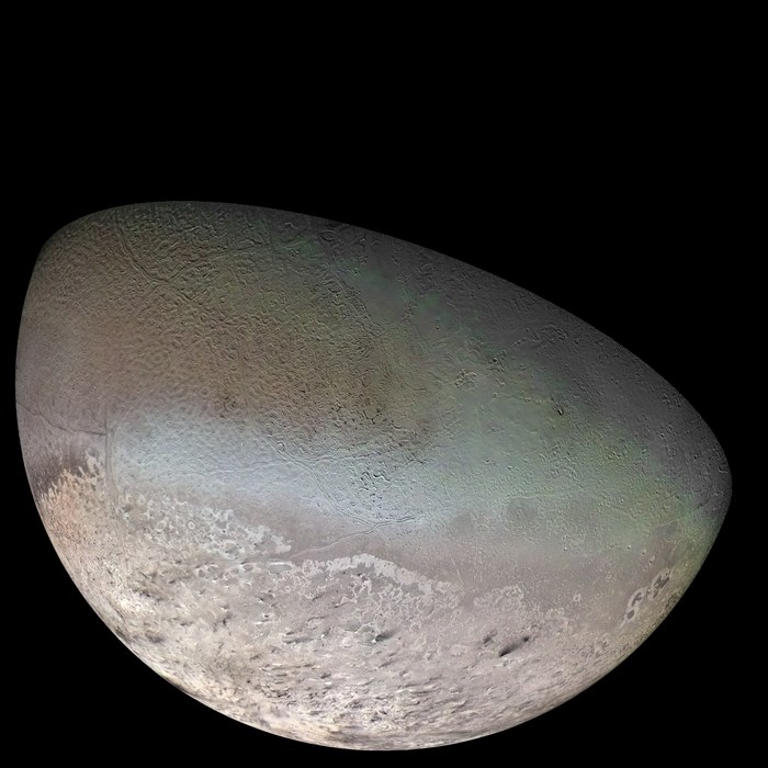 Mosaïque de Triton, la plus grande lune de Neptune, assemblée à partir des images de la sonde Voyager 2