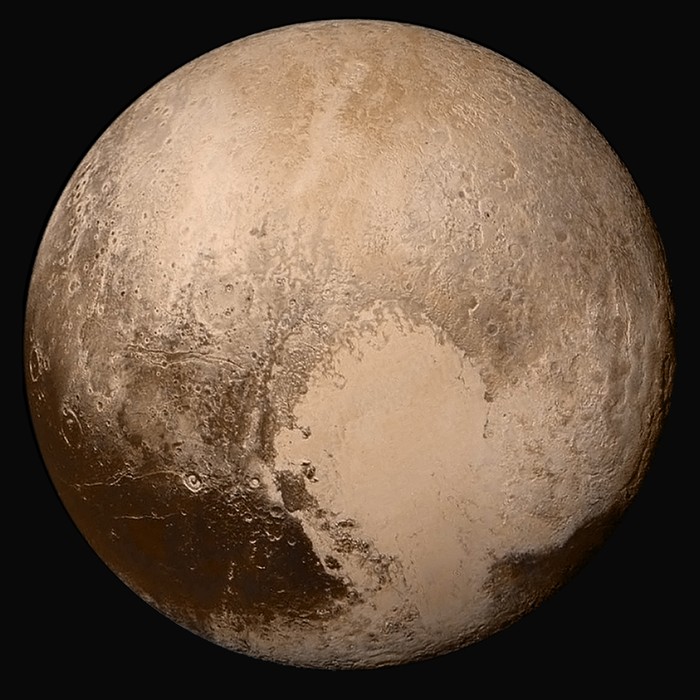 Pluton en couleurs réelles photographiée par New Horizons, montrant la vaste plaine de glace en forme de cœur nommée Tombaugh Regio
