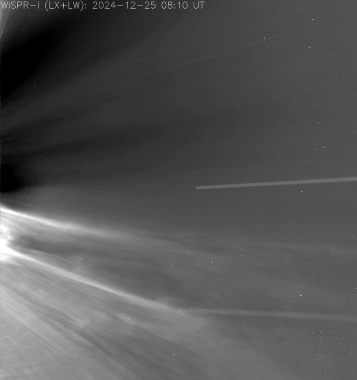 Image brute de la couronne solaire prise par l'instrument WISPR de Parker Solar Probe lors de son survol record du 25 décembre 2024, montrant des filaments de vent solaire