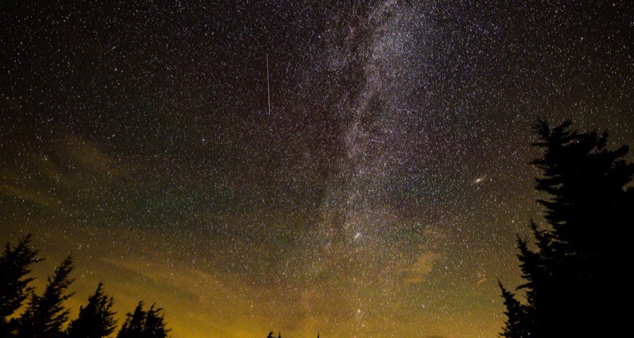 Un météore traverse le ciel étoilé pendant la pluie de météores des Perséides