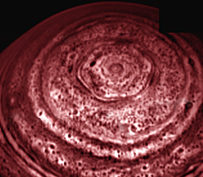 Vue polaire de l'hexagone géant qui entoure le pôle nord de Saturne, photographié par la sonde Cassini