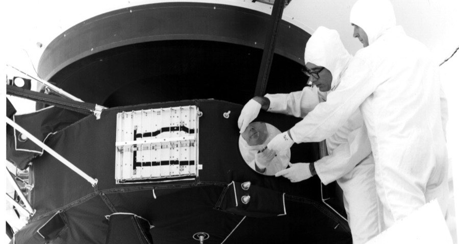 Des techniciens fixent le disque doré (Golden Record) sur la sonde Voyager 1 en 1977