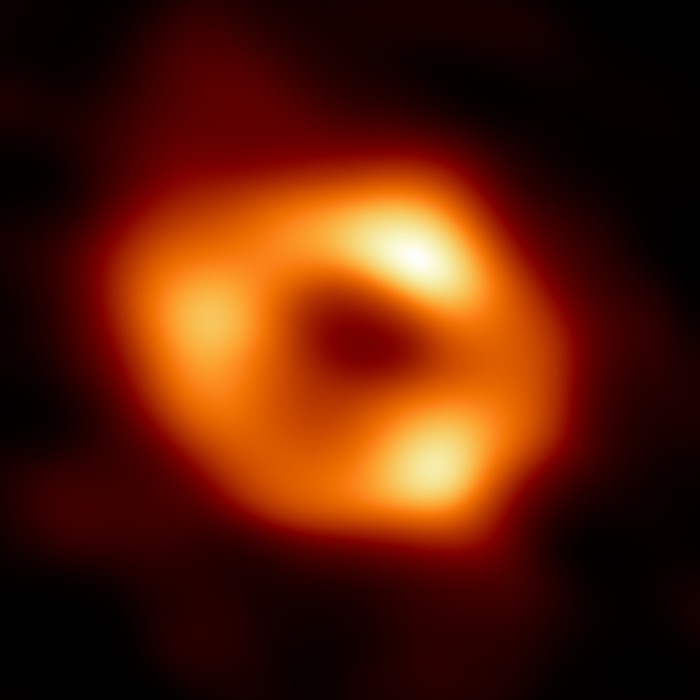 Première image directe de Sagittarius A*, le trou noir supermassif au centre de la Voie lactée, obtenue par le réseau de radiotélescopes Event Horizon Telescope
