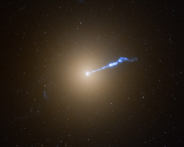 La galaxie elliptique géante M87 photographiée par le télescope Hubble, montrant le jet de plasma bleu de 3 000 années-lumière issu de son trou noir central